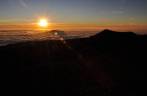 Os últimos minutos de luz do sol no topo da maior montanha do Hawaii, o Mauna Kea, na Big island